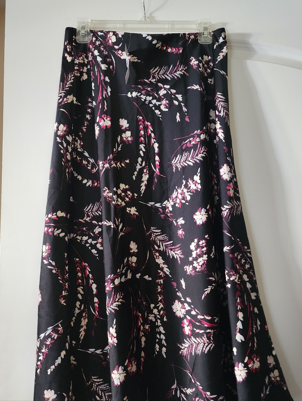 🖤 Ann Taylor Black A-Line Skirt with Pink and Cream Floral Print - Picture 3 of 4